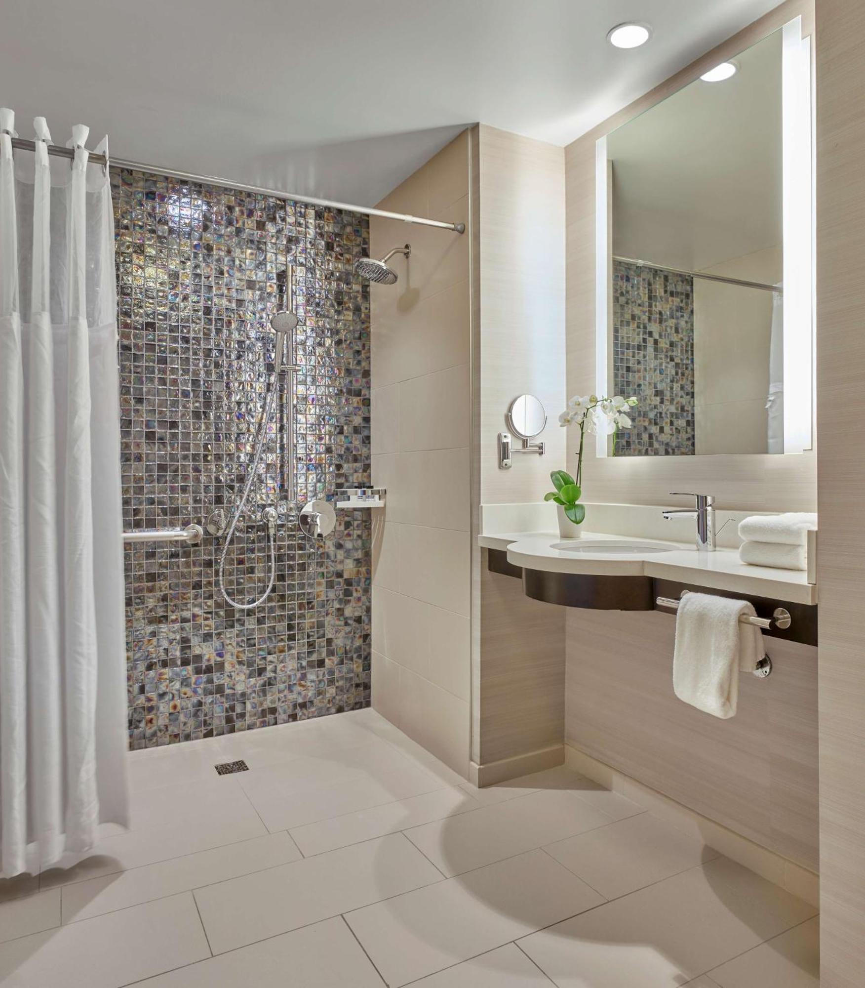 King Room with Bath Tub - Mobility Accessible