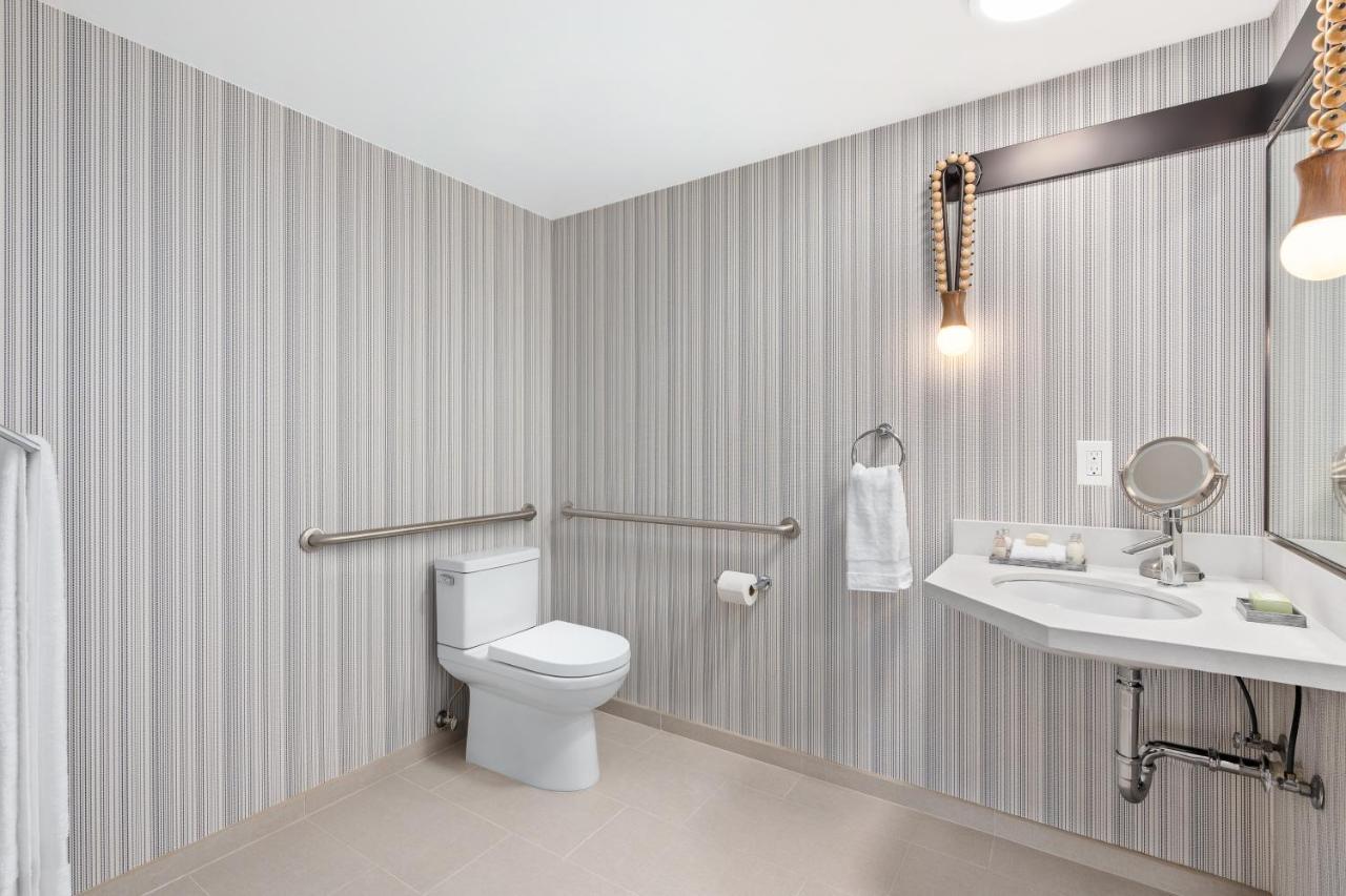 King Room with Roll-In Shower - Disability Access