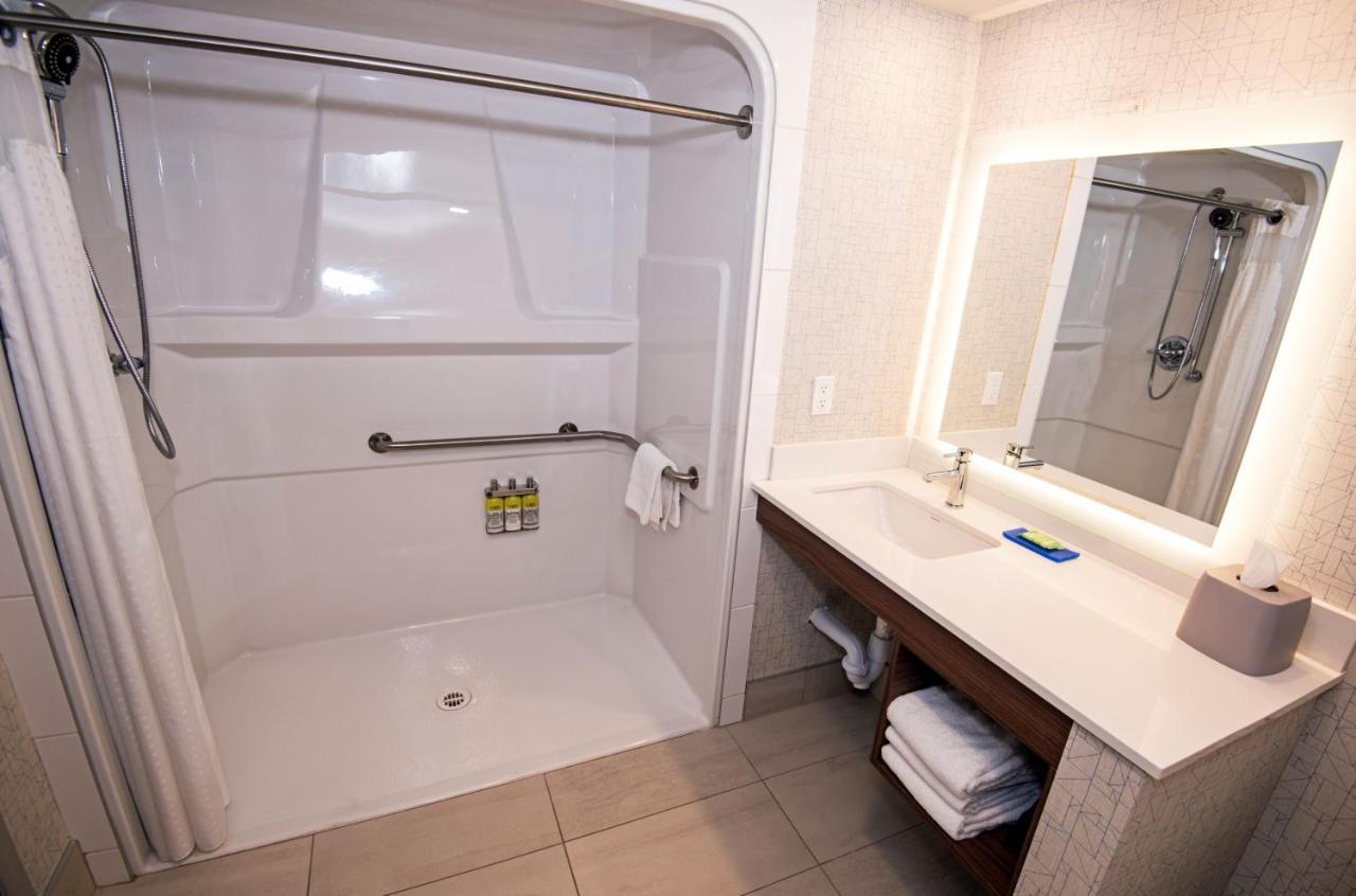 Standard Queen Room with Two Queen Beds and Mobility Accessible Tub