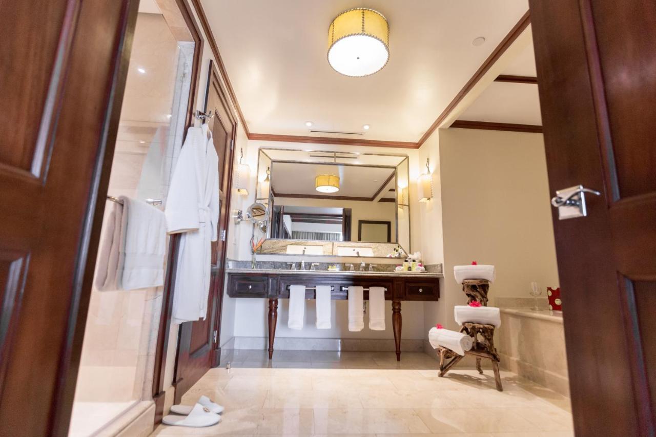 1 King One-Bedroom Suite Top Floor