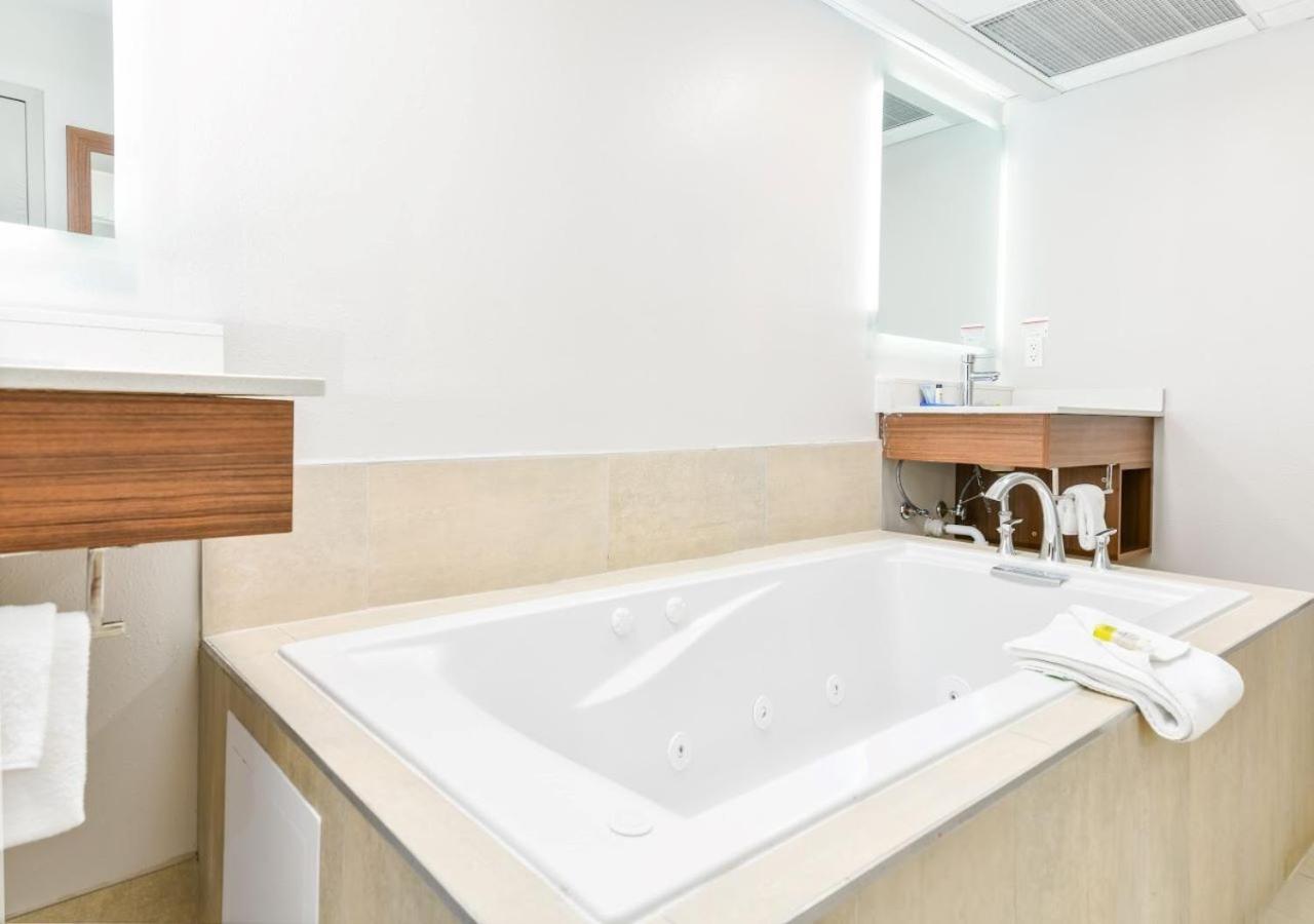 One-Bedroom King Suite
