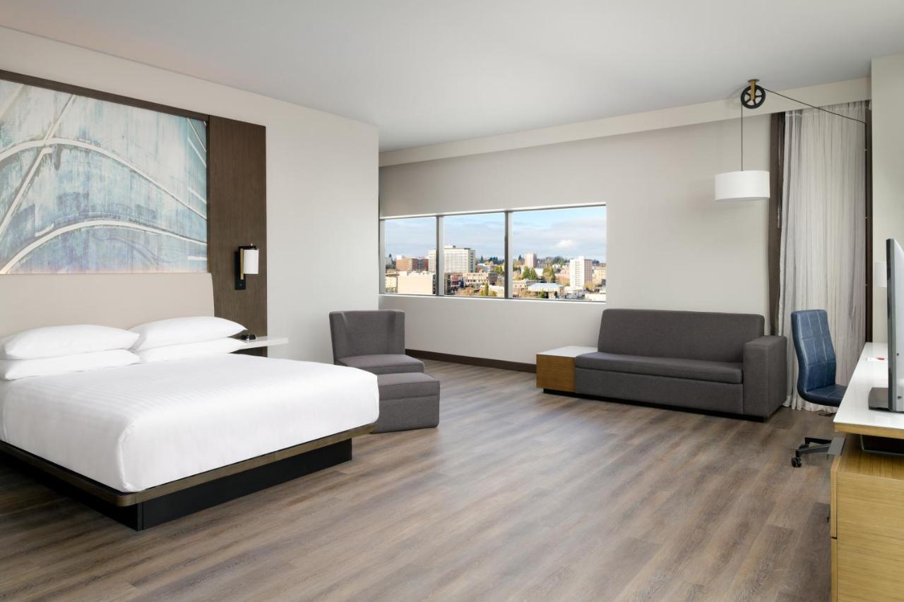 Executive Suite 1 King Sofa bed City view Corner room