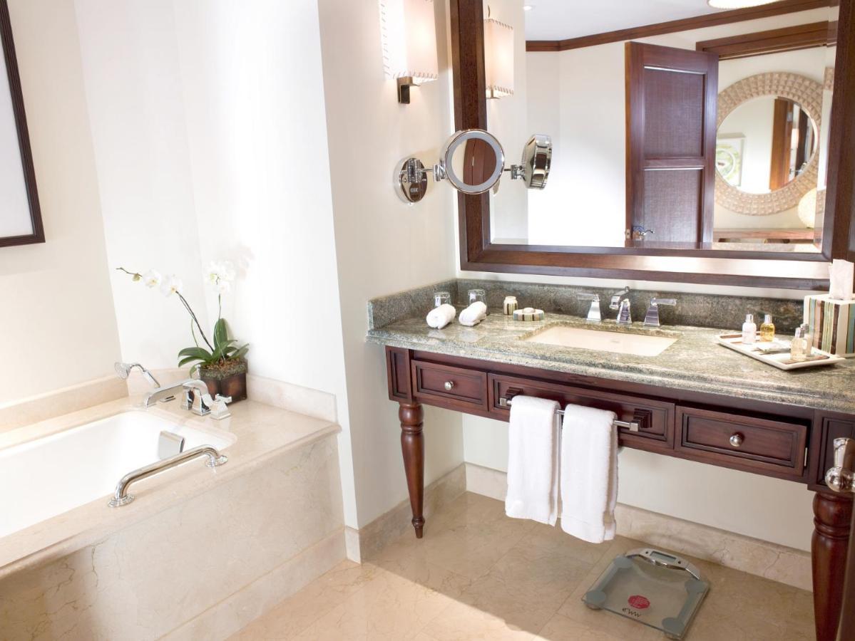 Premium King Room with Balcony - Club Lounge Access