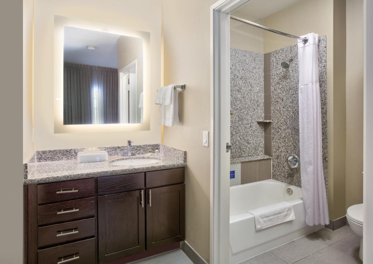 One-Bedroom Queen Suite