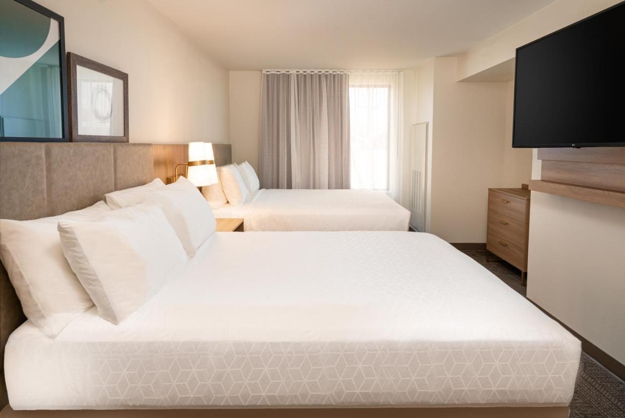 One-Bedroom Queen Suite