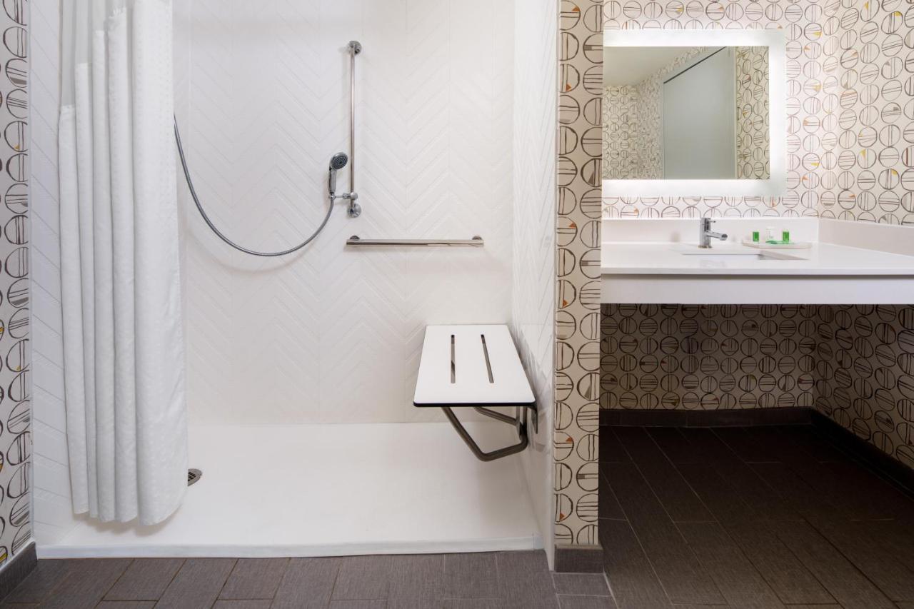 Deluxe Queen Suite Disability Access or Non-Smoking