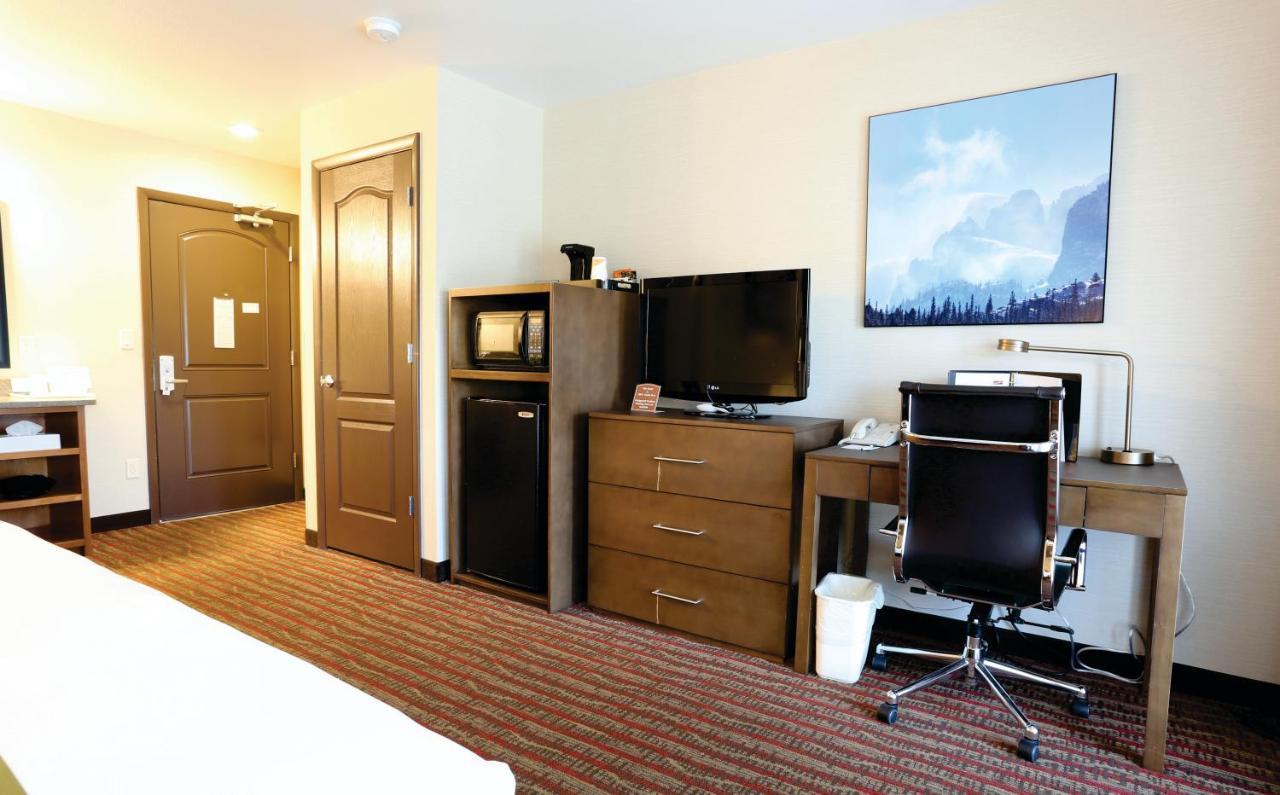 King Room with Balcony - Non-Smoking