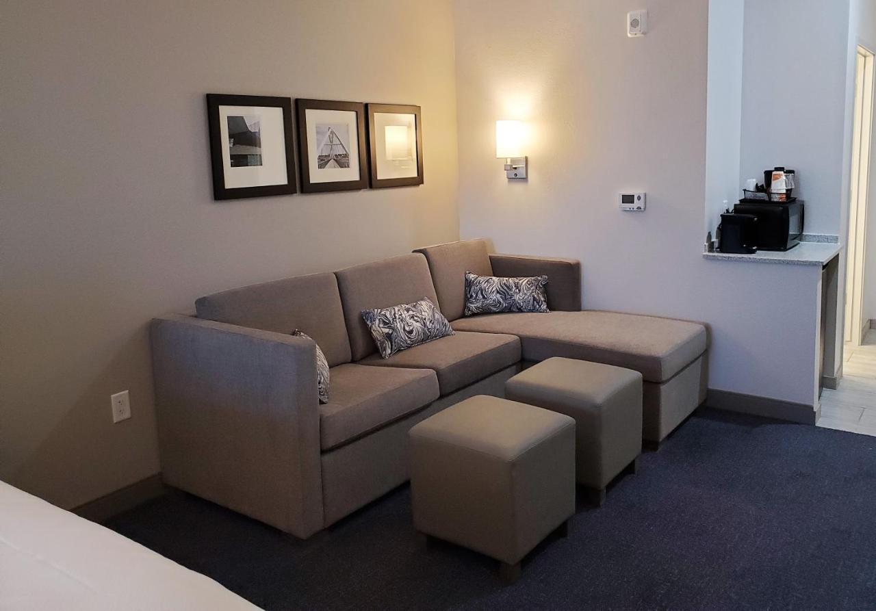 2 Queen Beds, Oversize 1 Room Suite, Sofabed
