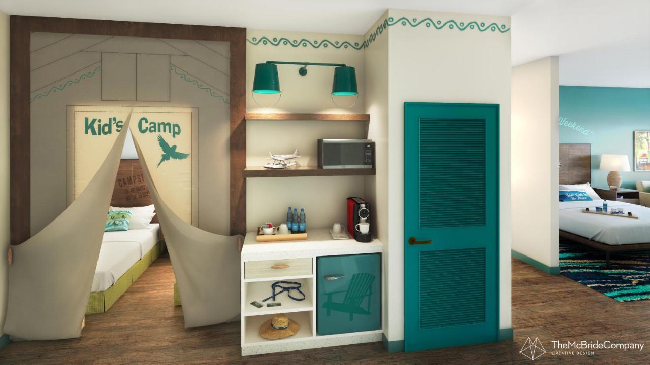 Deluxe Double Queen with Twin Beds