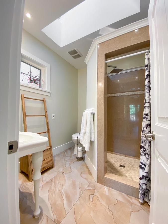 Deluxe Queen Suite