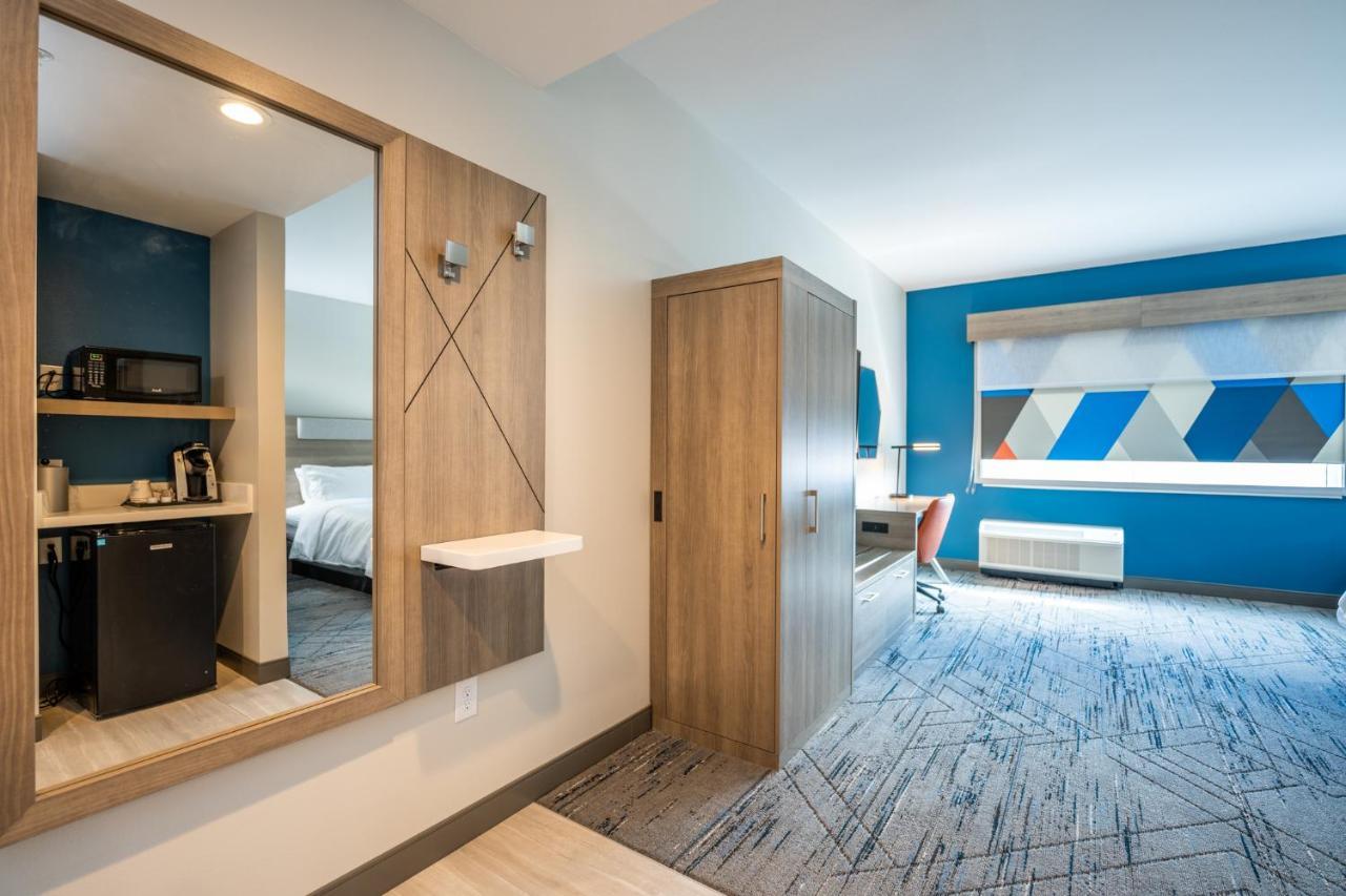Queen Suite Two Queen Beds
