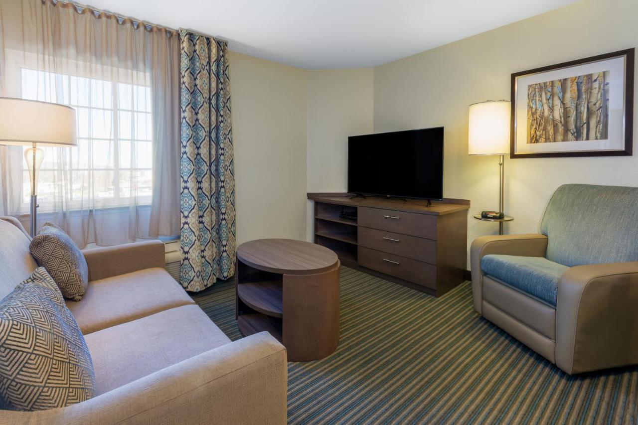 One-Bedroom Queen Suite