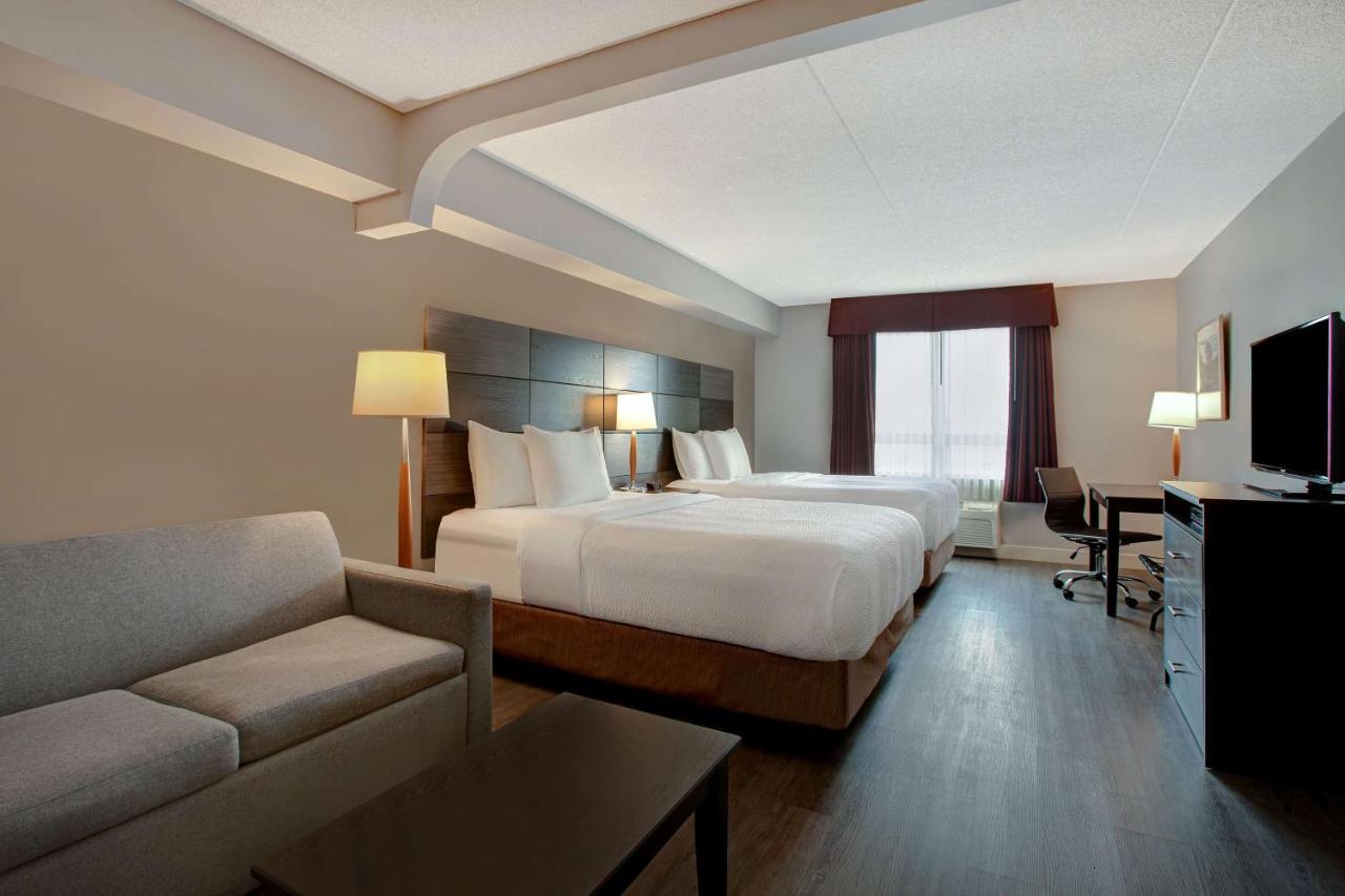 Queen Suite with Two Queen Beds and Sofa - Non-Smoking