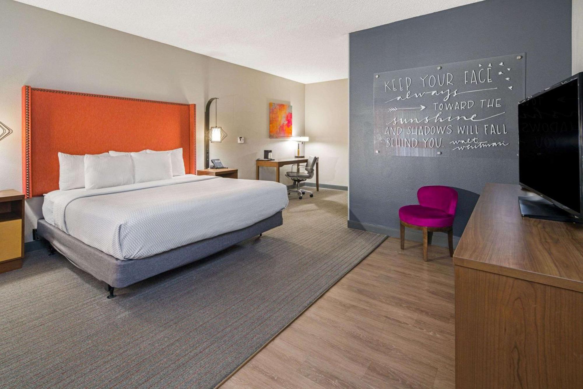 Deluxe King Room Bath Tub Mobility Accessible or Non-Smoking