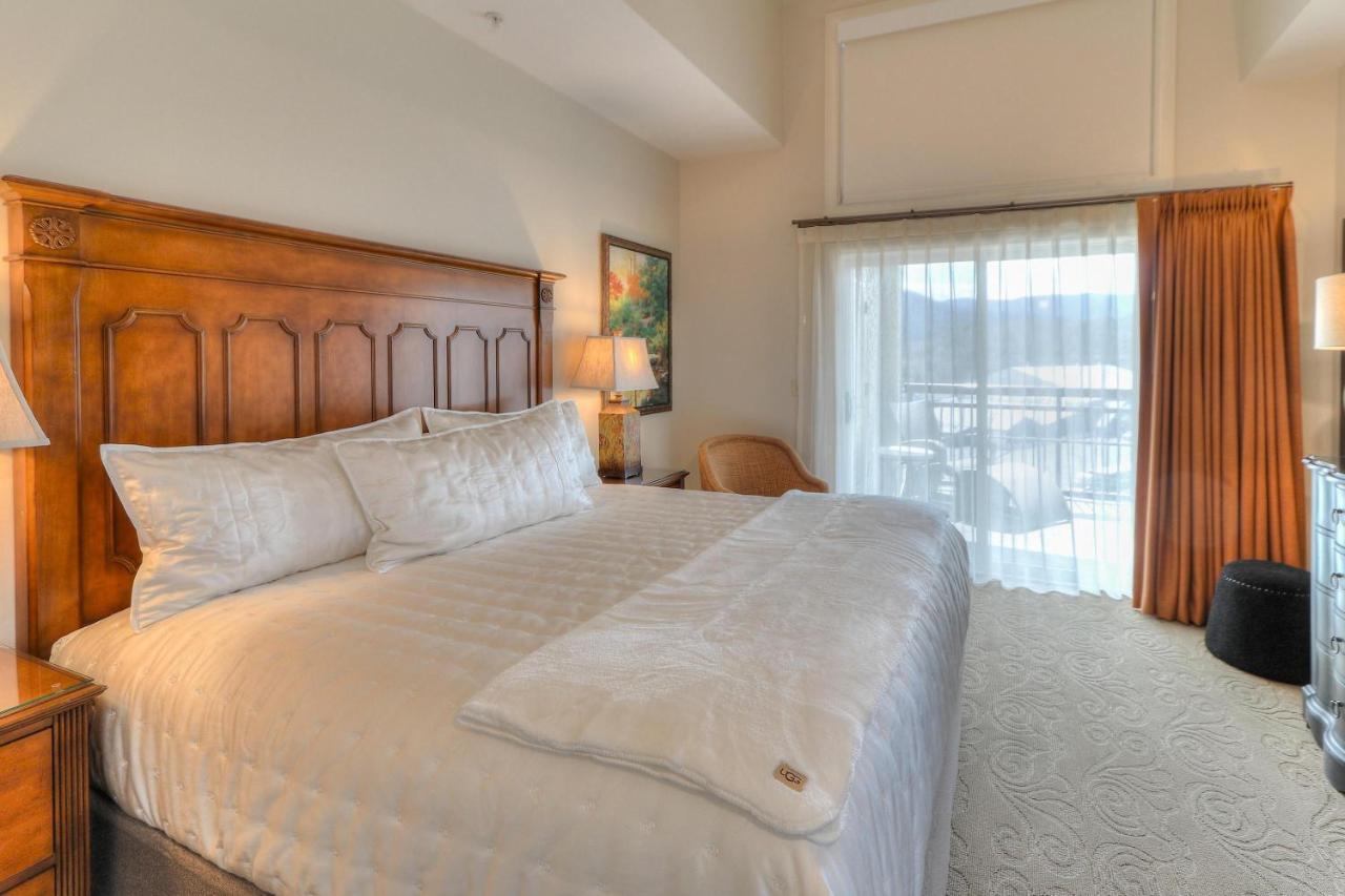 Penthouse Two Bedroom Riverview Condo - One King, Two Queens