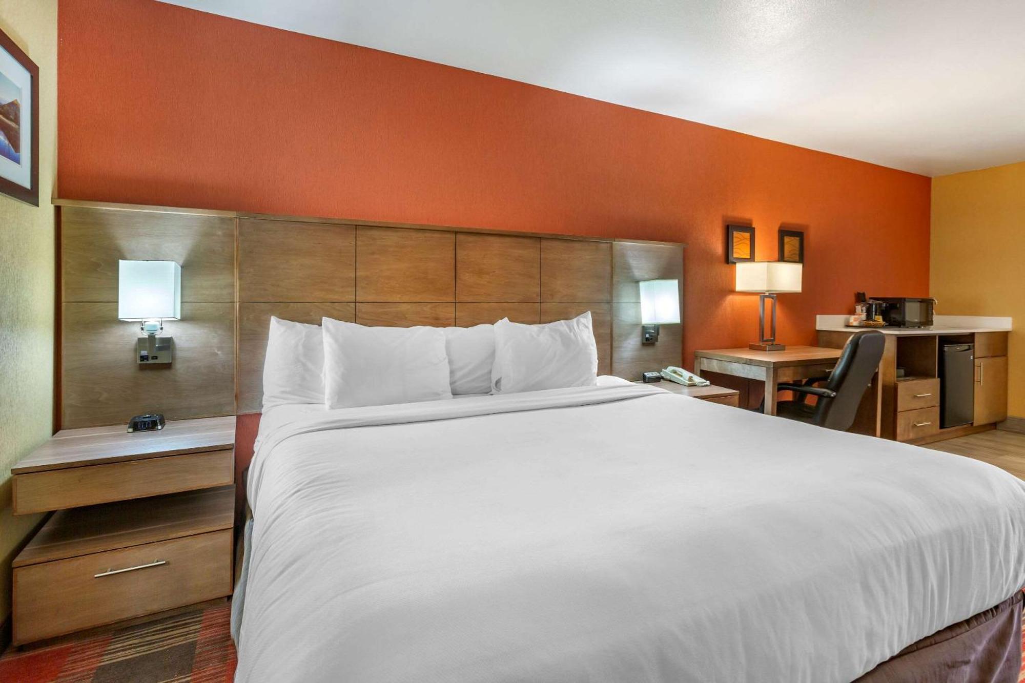 King Suite with Balcony and Wet Bar - Non-Smoking