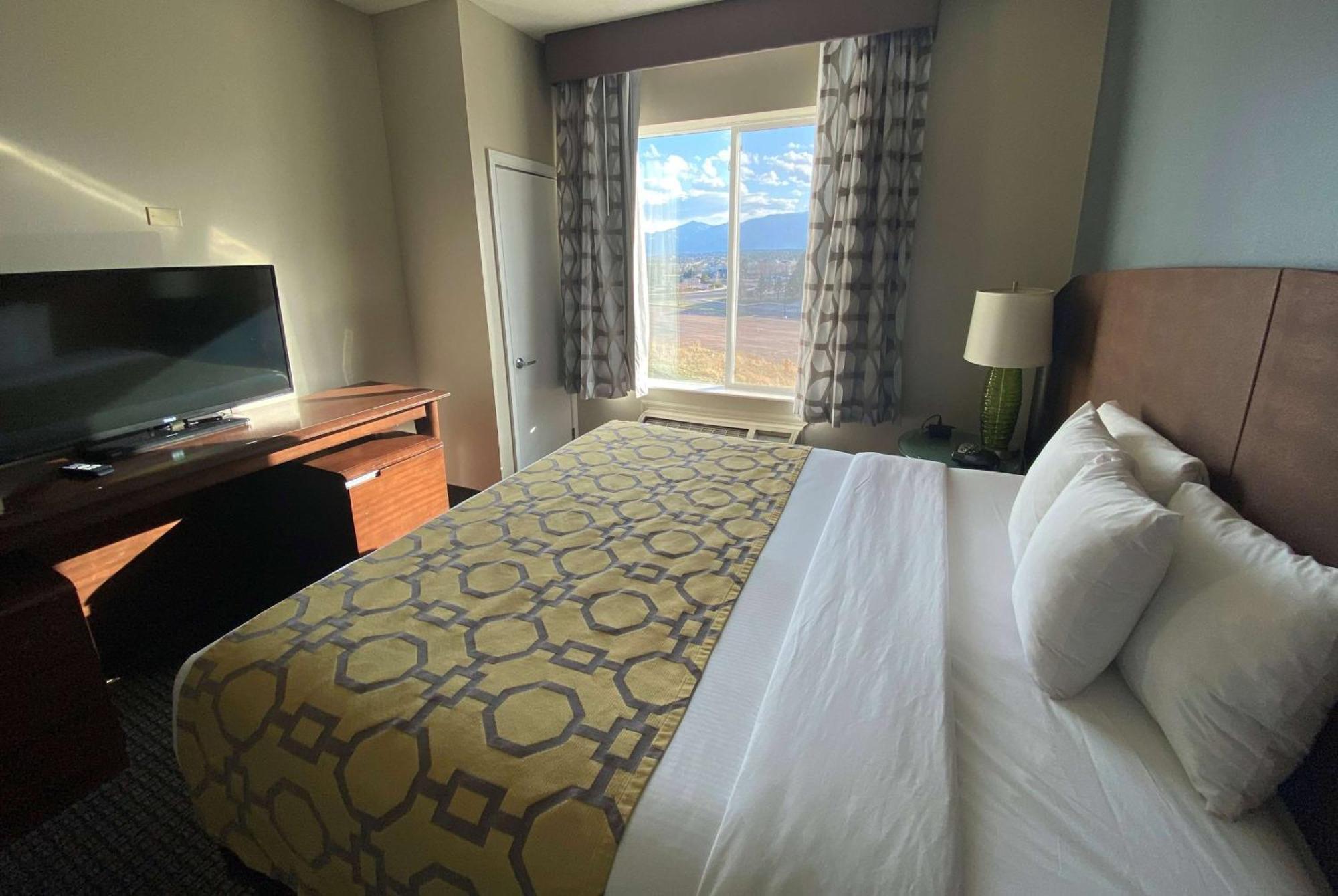 King Room with Mountain View - Non-Smoking