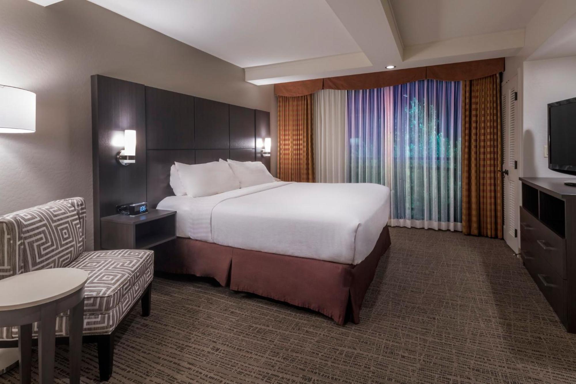 One-Bedroom Suite Two Queen Beds Boardroom