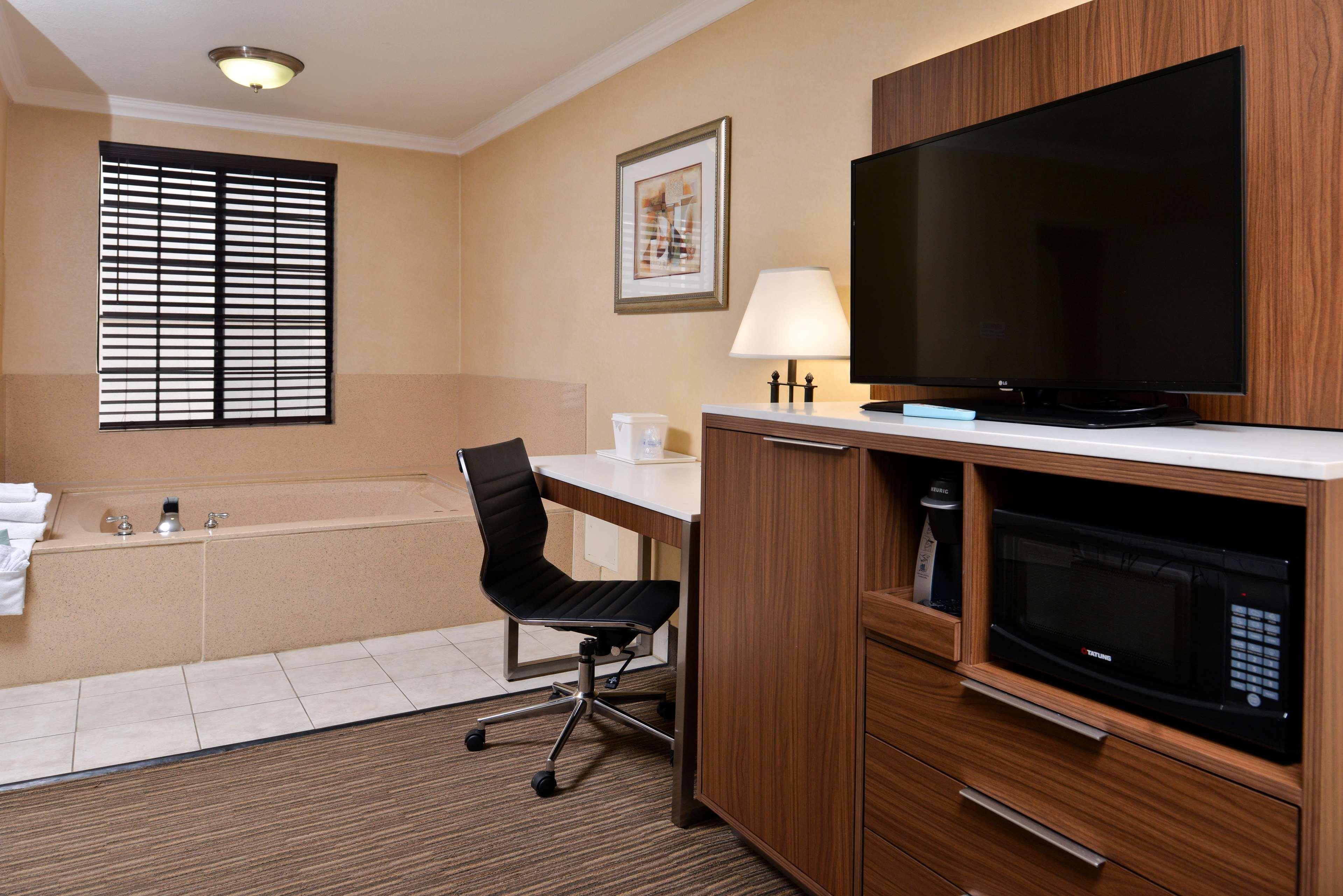 King Room with Spa Bath - Lower Level/Non-Smoking