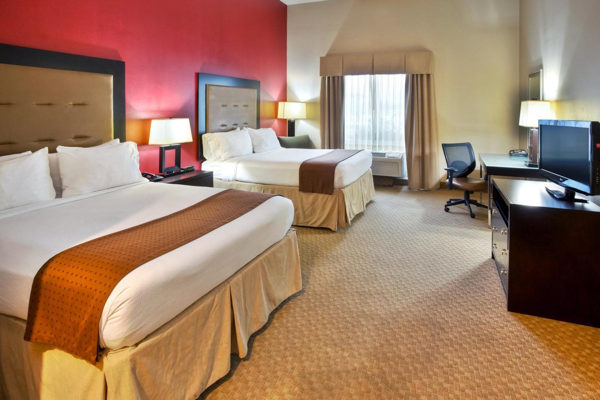 King Suite with Sofa Bed - Hearing Accessible