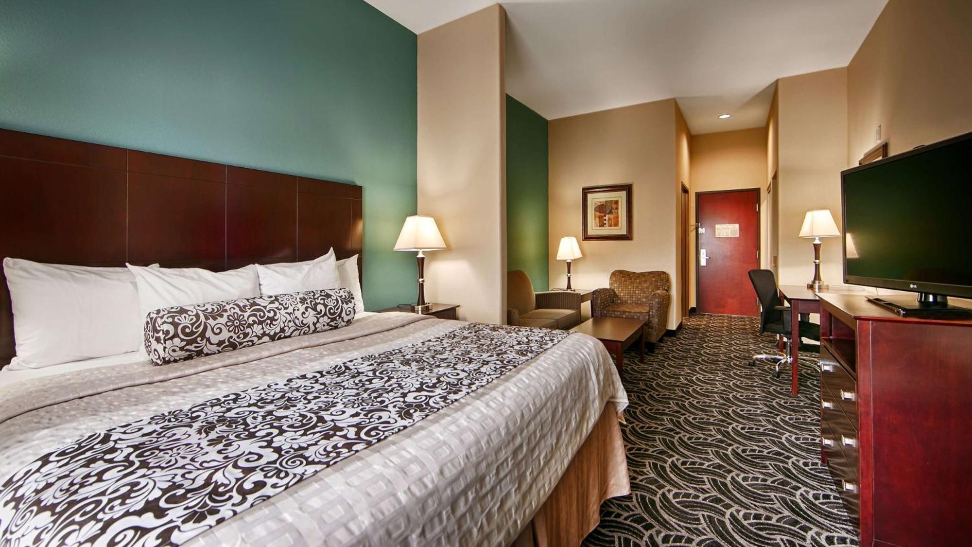 King Suite with Bath Tub and Sofa Bed - Disability Access/Non-Smoking