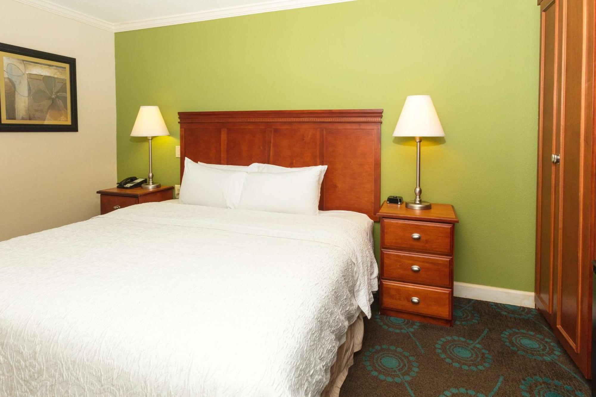 King Room with King Bed - Non-Smoking