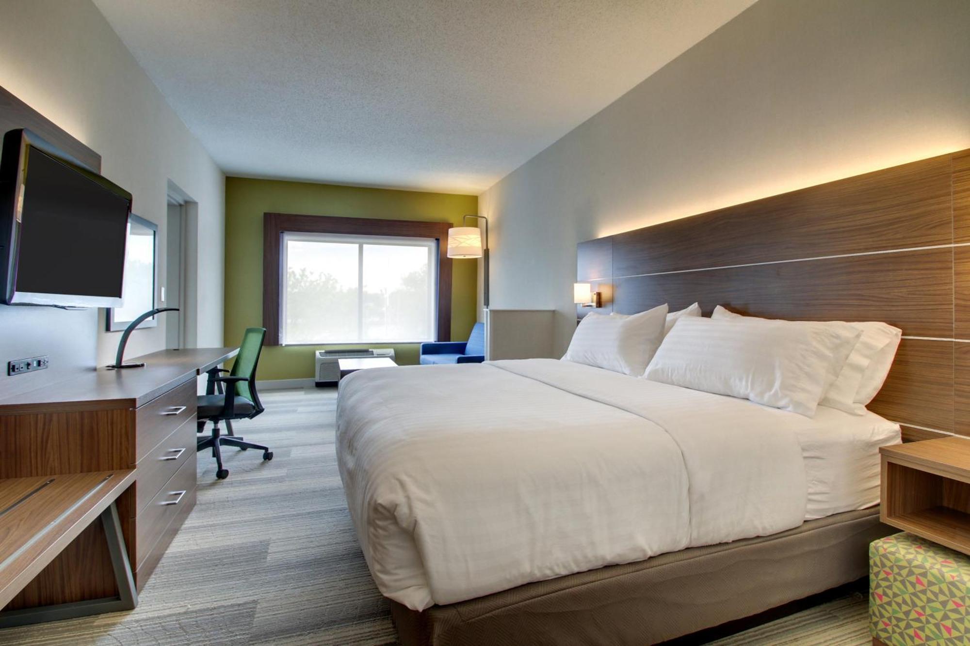 One-Bedroom Suite with Tub - Communications Access