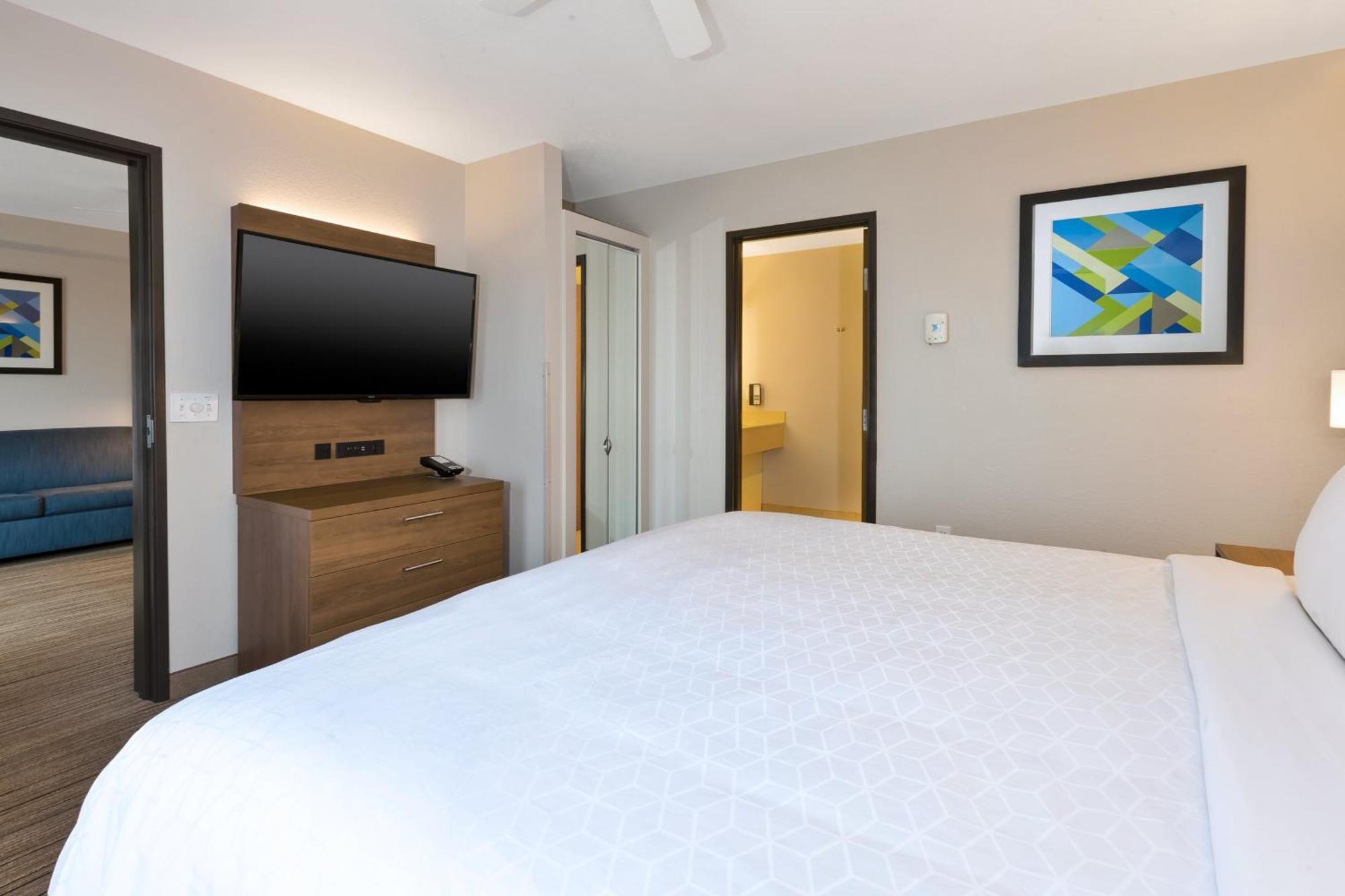 Two-Bedroom Suite with Two King Beds and Jetted Tub