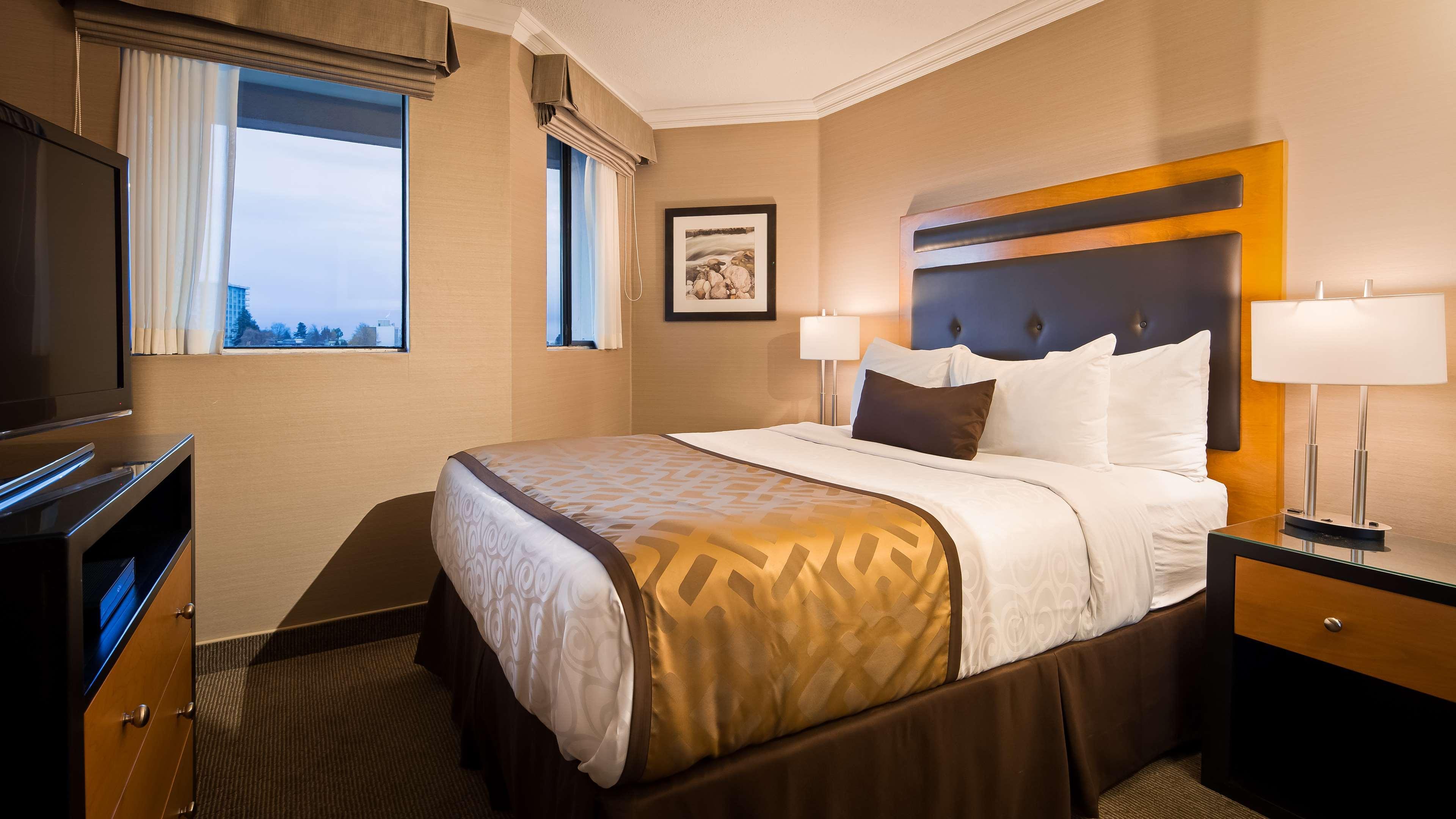 Deluxe One-Bedroom Queen Suite with Kitchenette - Non smoking