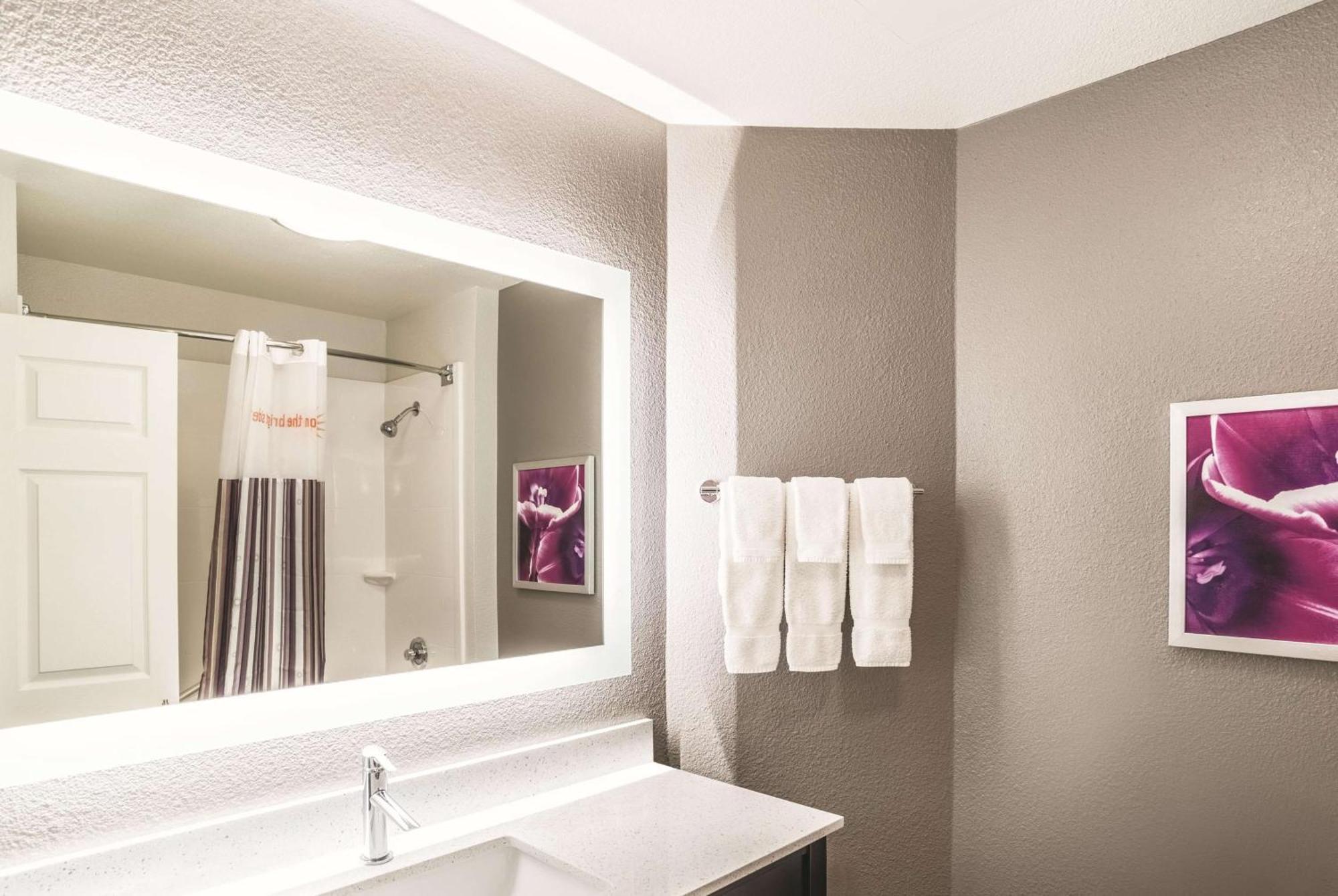 Queen Room with Two Queen Beds and Bath Tub - Mobility Accessible/Non-Smoking
