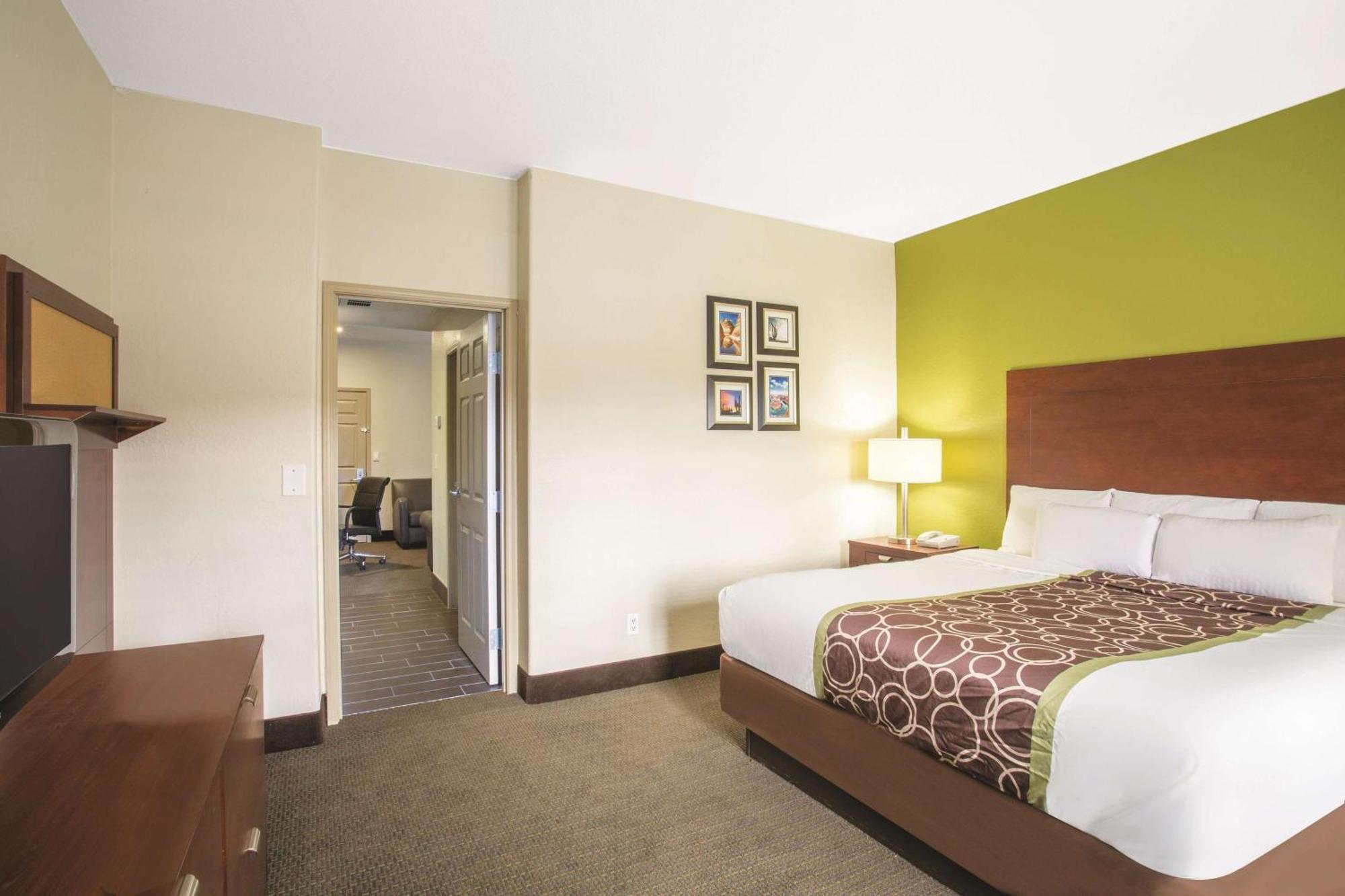 King Suite Pet Friendly 1st Floor Only Non-Smoking