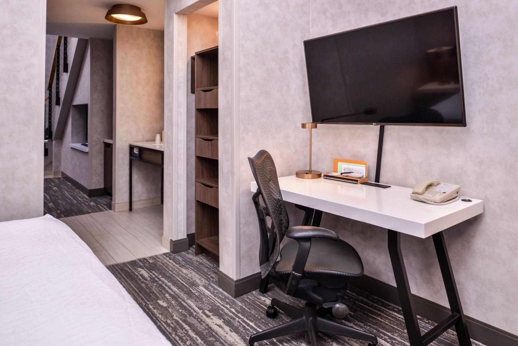 Suite with One King Bed and One Queen Loft - Bi-Level