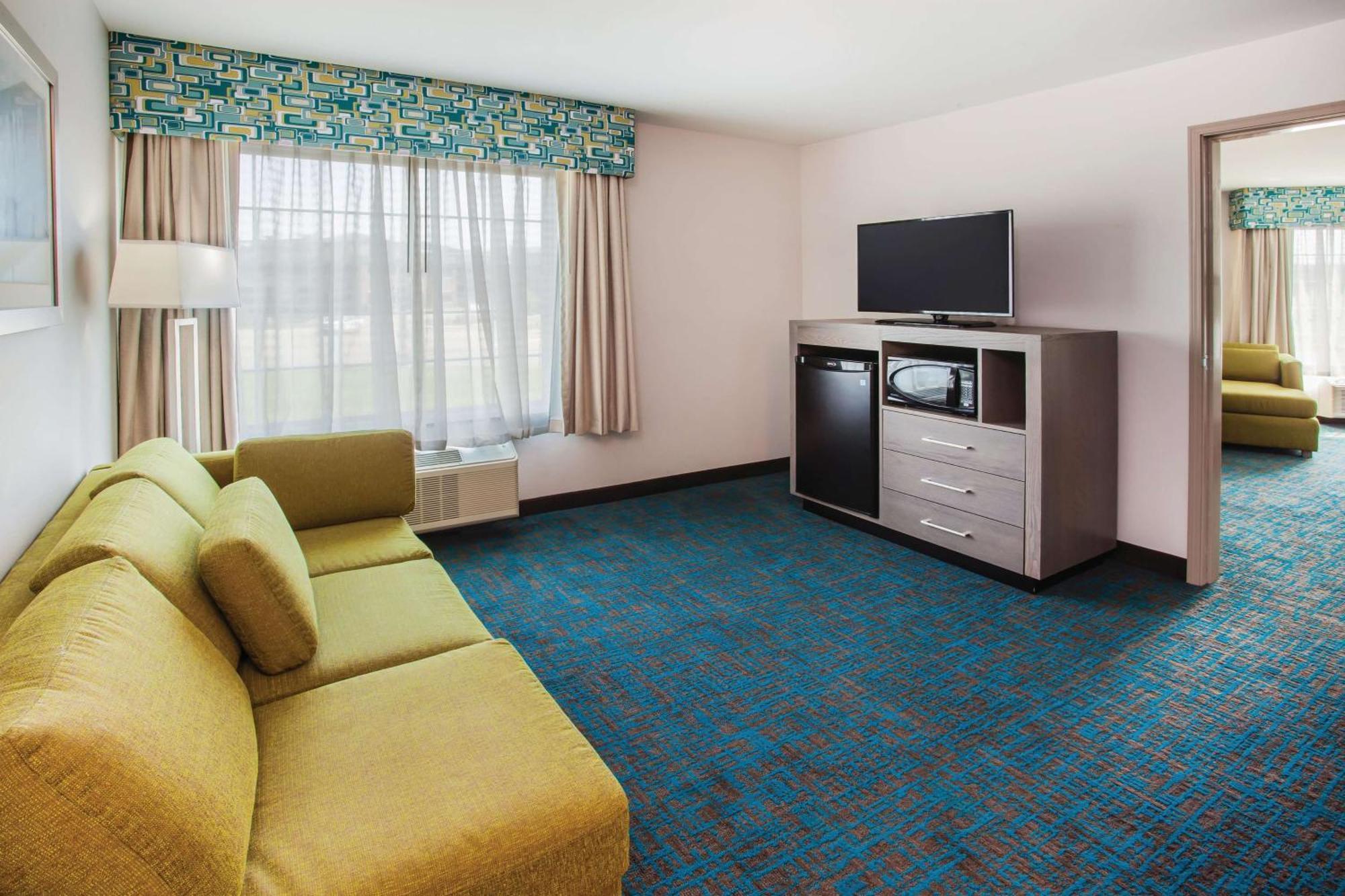 Deluxe One-Bedroom King Suite Non-Smoking