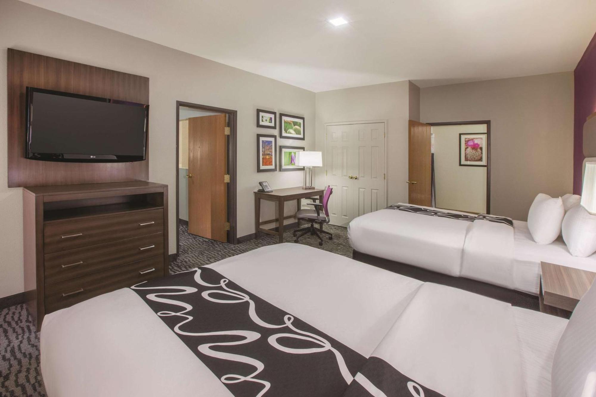Deluxe Queen Executive Suite Two Queen Beds Non-Smoking