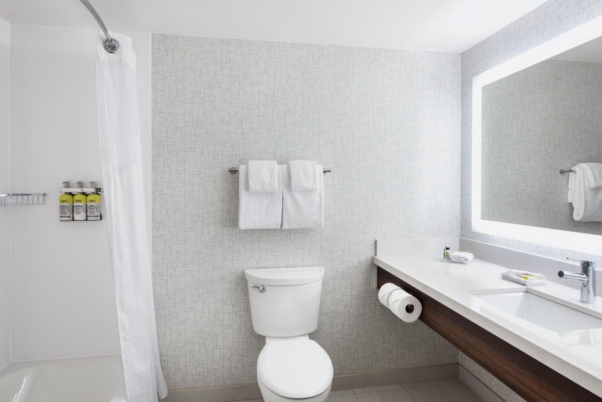 Queen Room - Mobility Access Roll in Shower/Non-Smoking