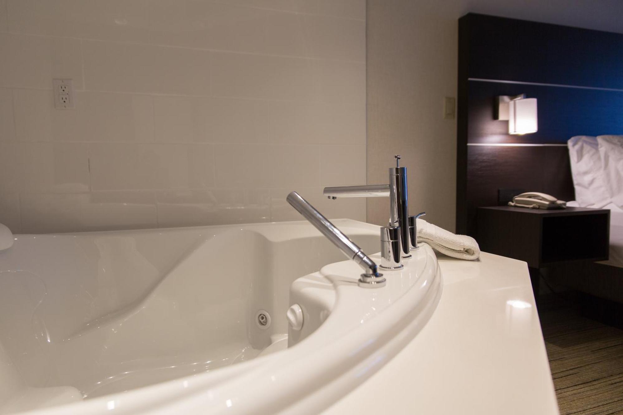 Queen Suite with Whirlpool - Non- Smoking