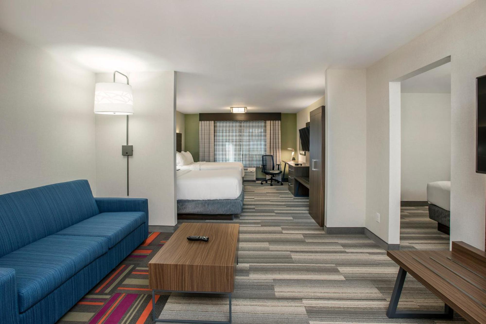 Deluxe Two-Bedroom Suite with Three Queen Beds