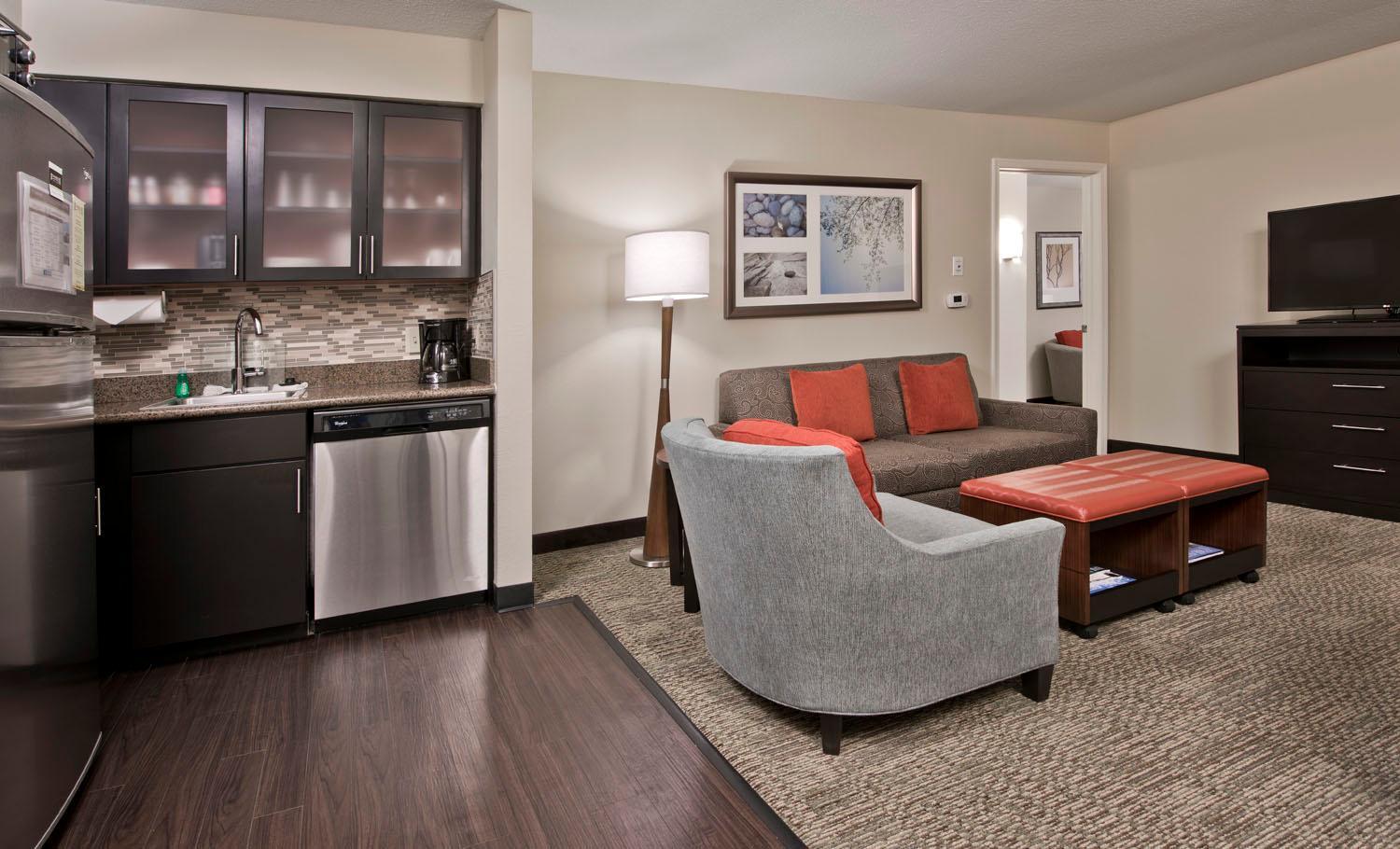 Two-Bedroom Suite Oner King Bed One Queen Bed