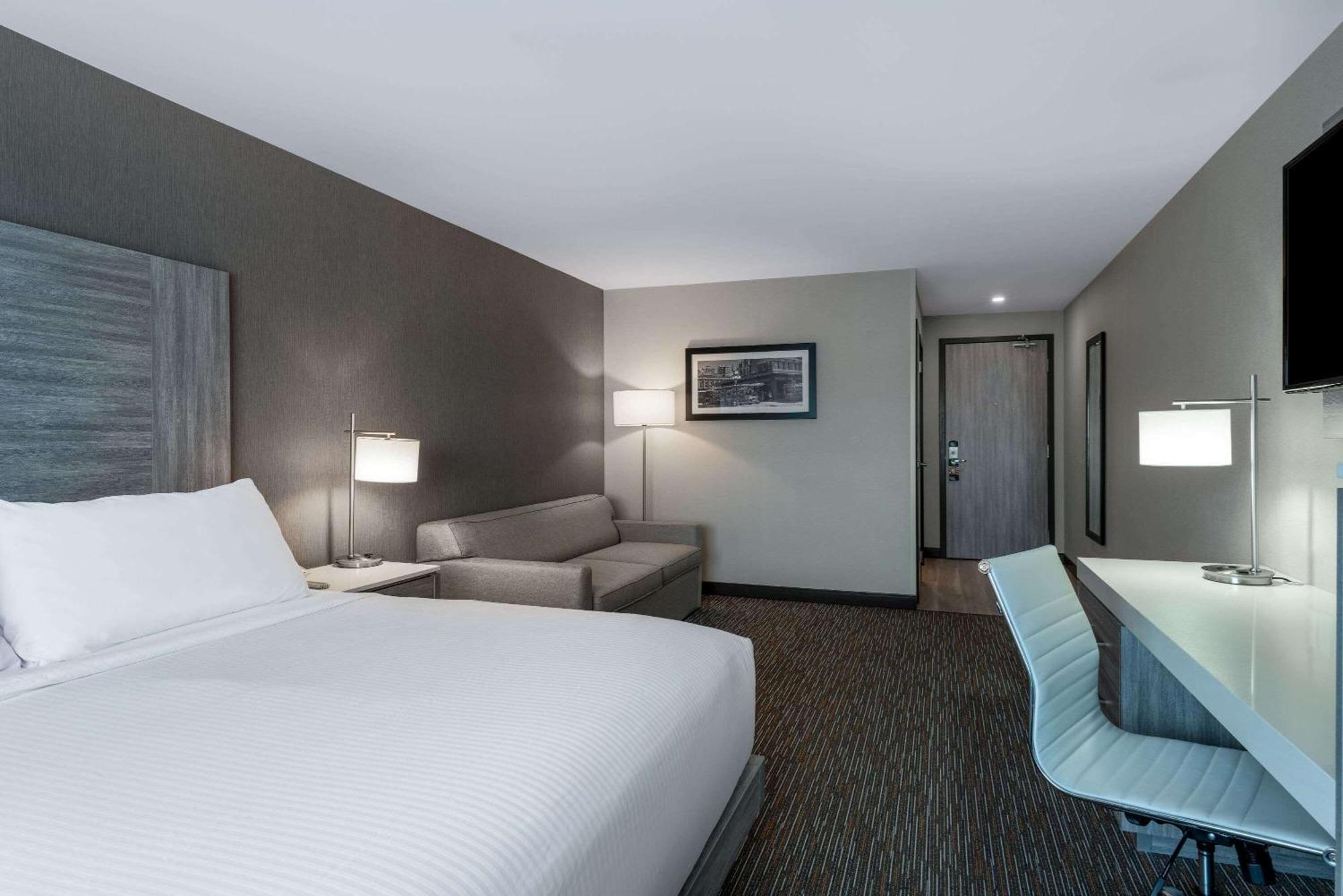 Deluxe King Room - Non-Smoking
