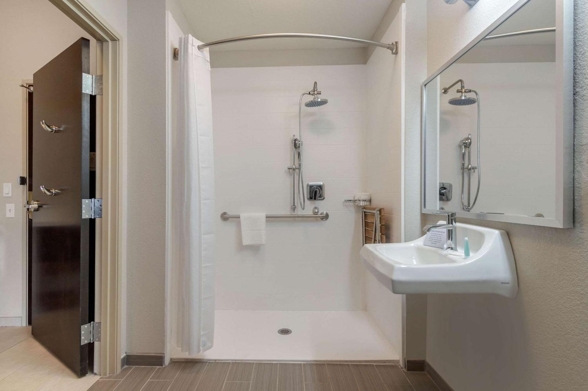 Efficiency King Room Accessible or Non-Smoking