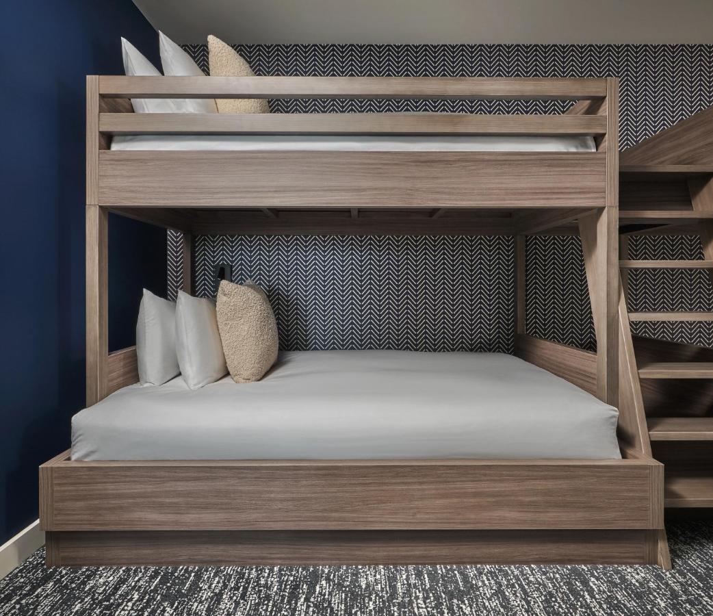 Four Bedroom Peak 3 Kings/Bunks Accessible Residence
