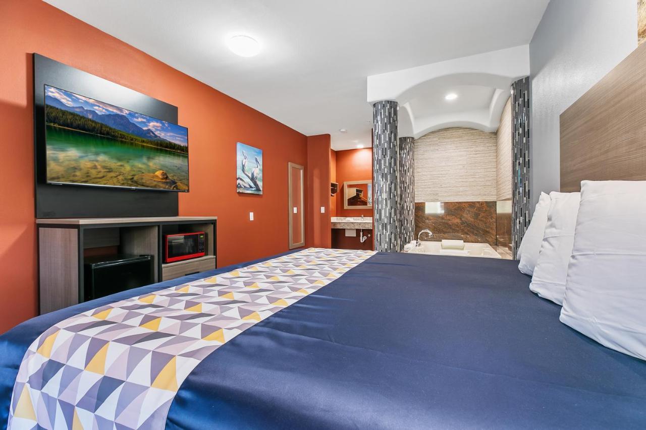 Honeymoon Room - King Bed with Spa BathTub