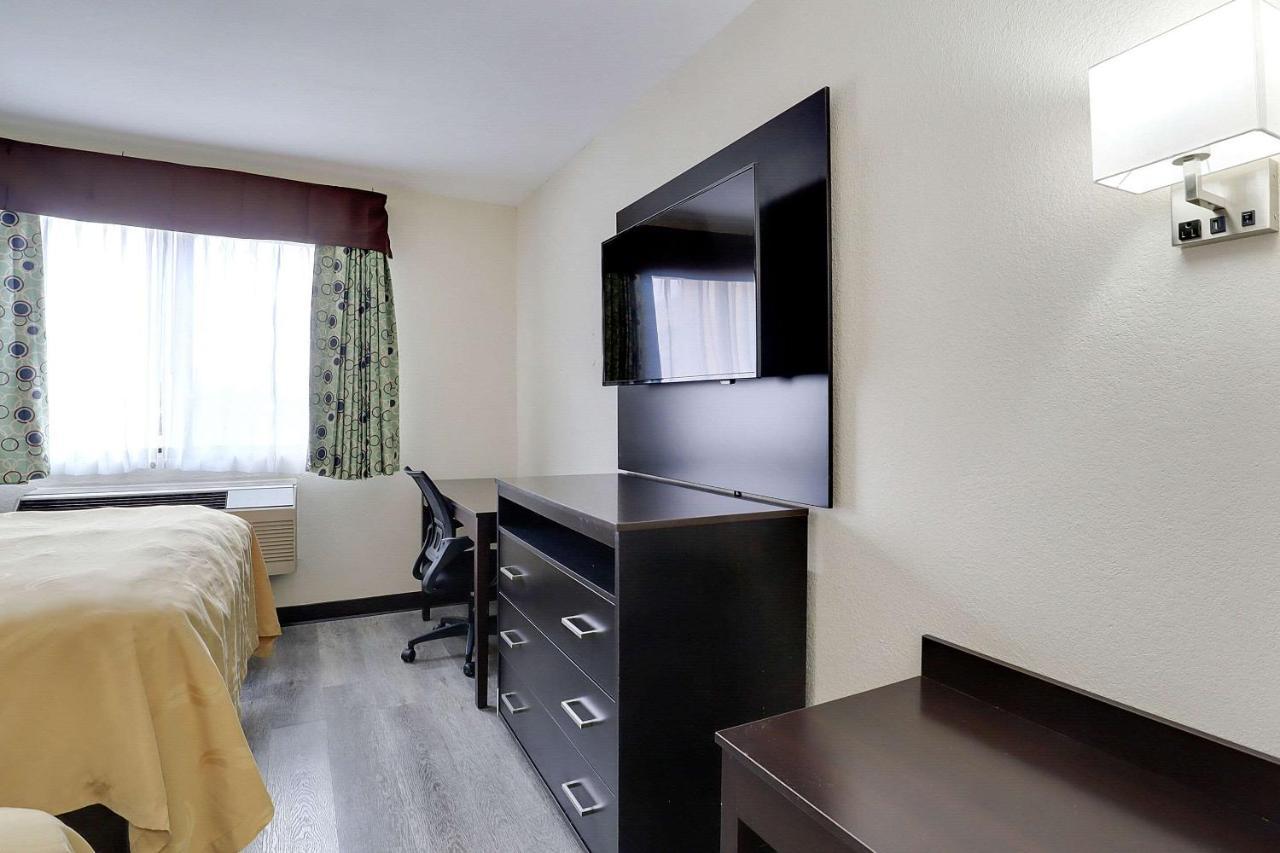 Queen Suite Accessible or Non-Smoking