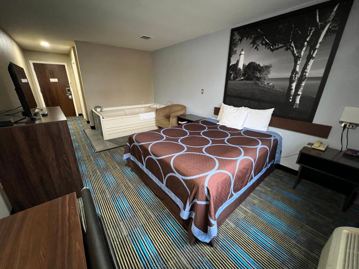 Deluxe Queen Room - Non-Smoking
