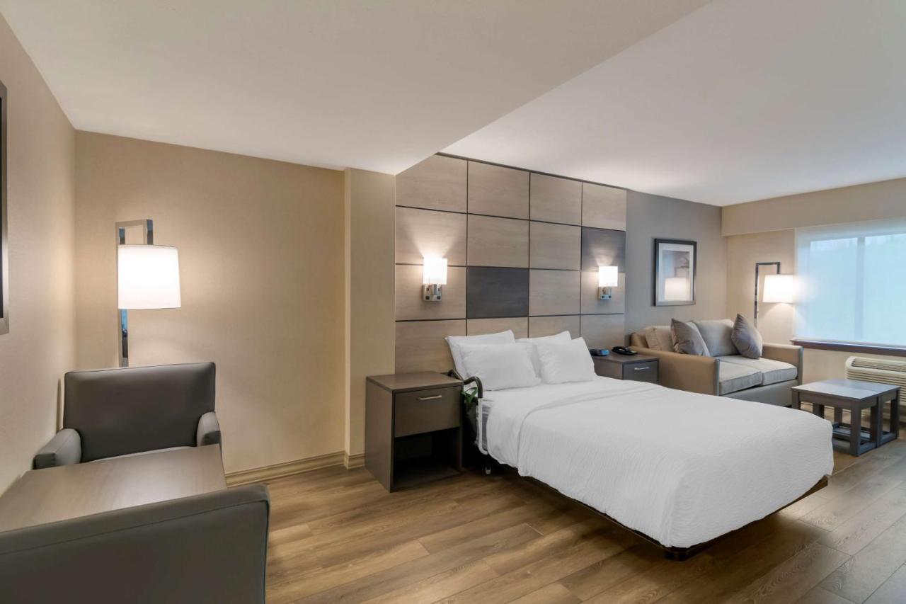 Queen Room with Sofa-Bed and Full Kitchen - Non-Smoking