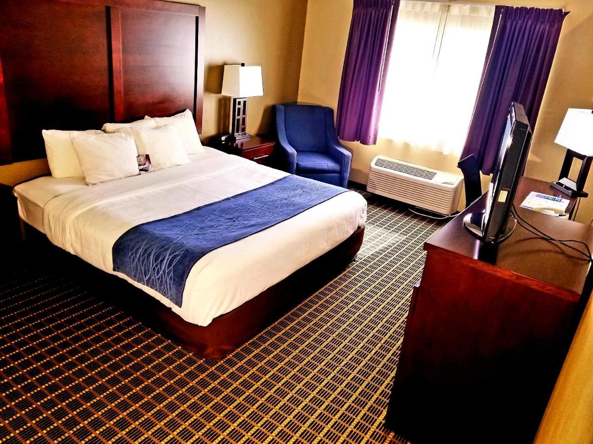 King Room with Roll In Shower - Accessible/Non-Smoking