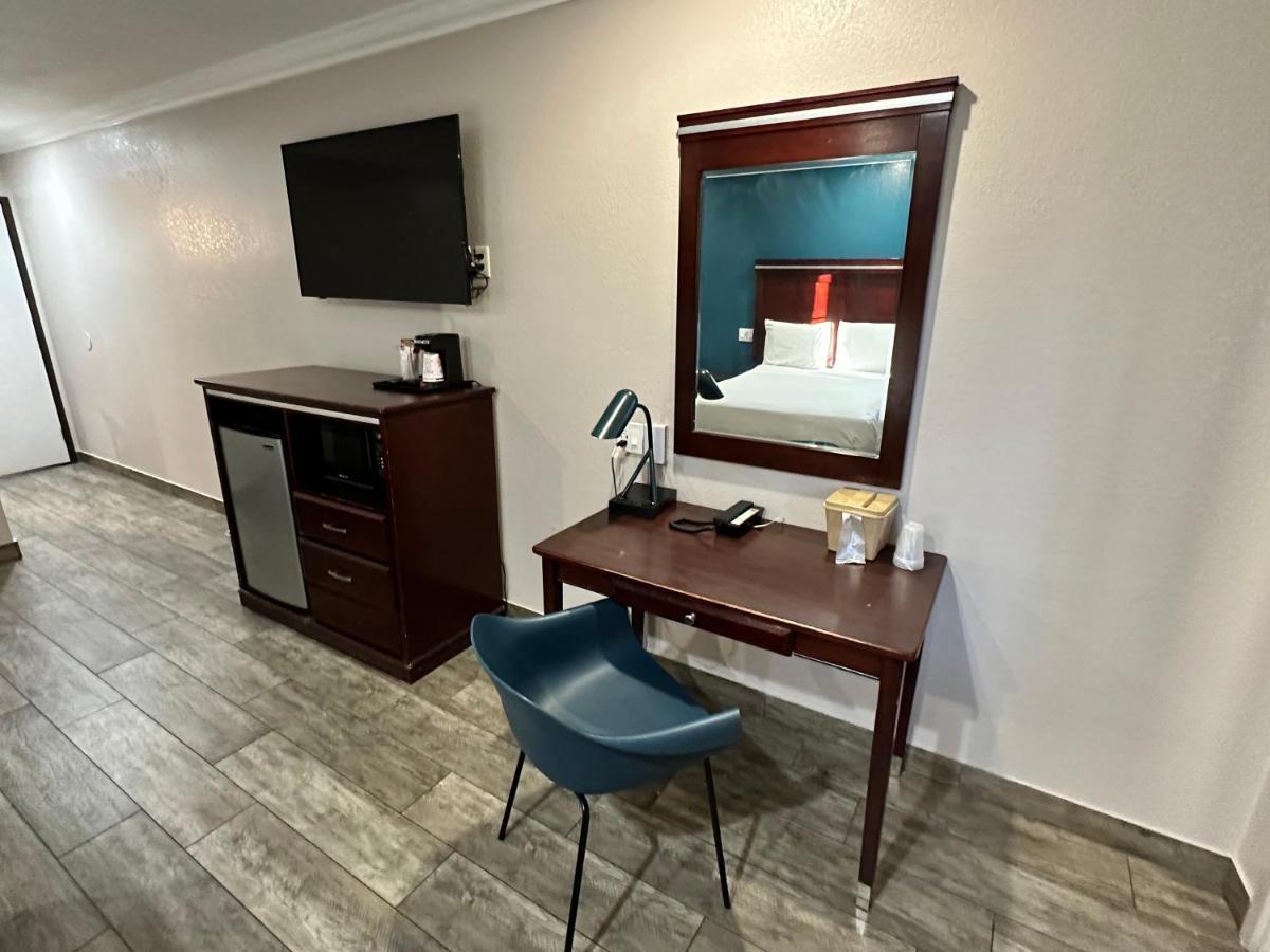Queen Room Two Queen Beds Mobility Access Roll shower Non-Smoking