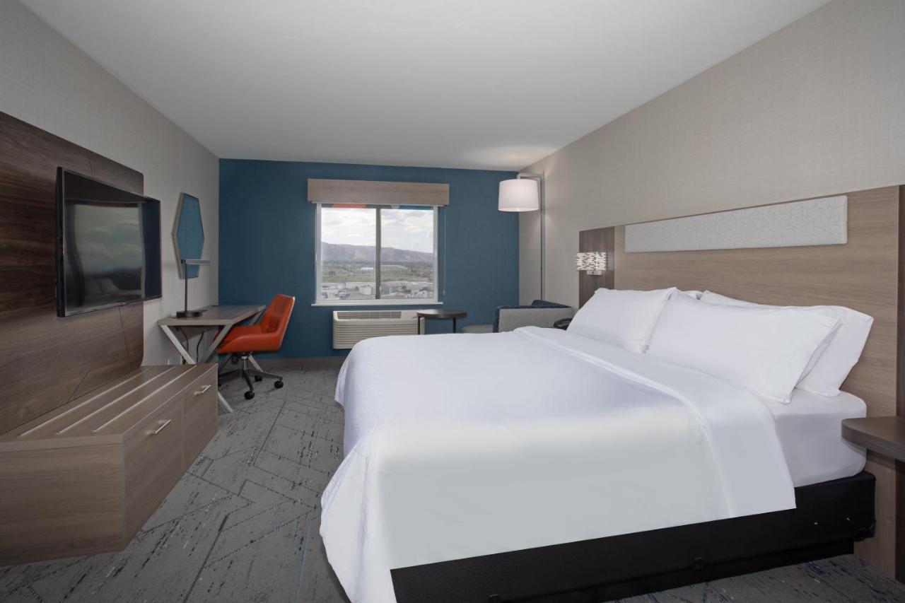 King Room with Roll-In Shower - Disability Access