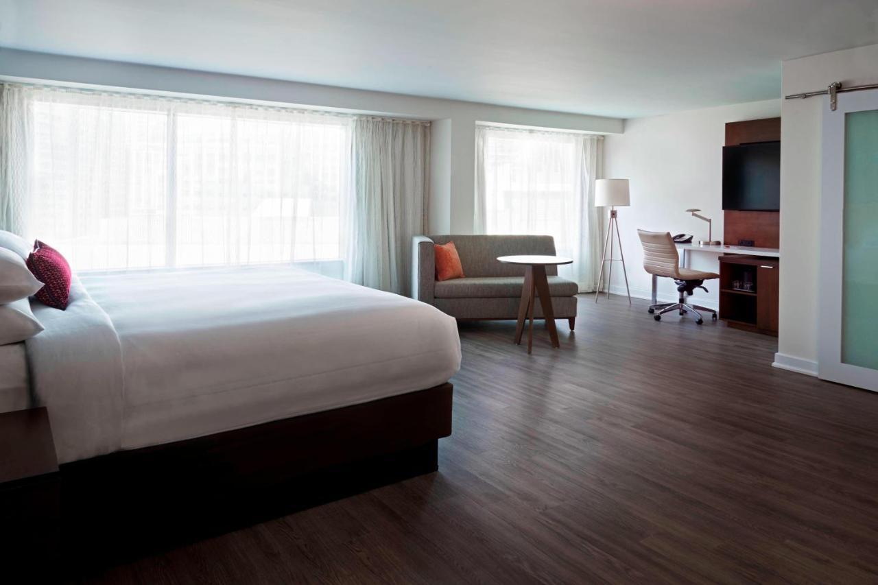 Concierge level, Larger Studio, 1 King, Sofa bed, City view,1366119605:JPEG