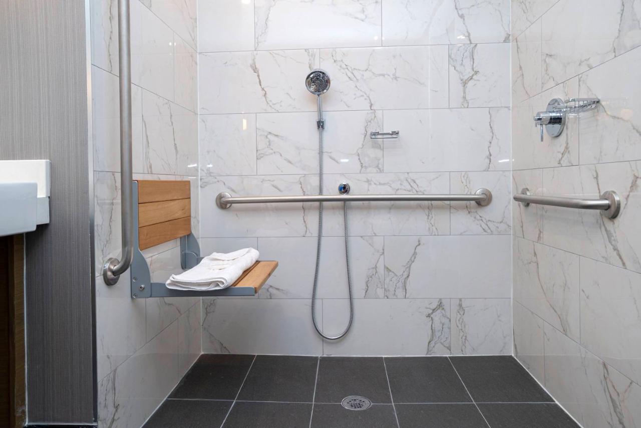 Accessible Room, 1 King Bed